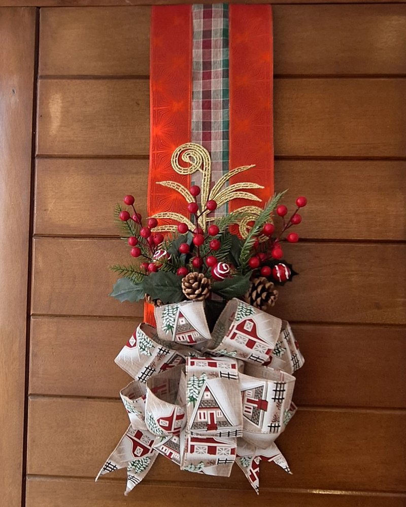 La misma puerta con el escapulario navideño