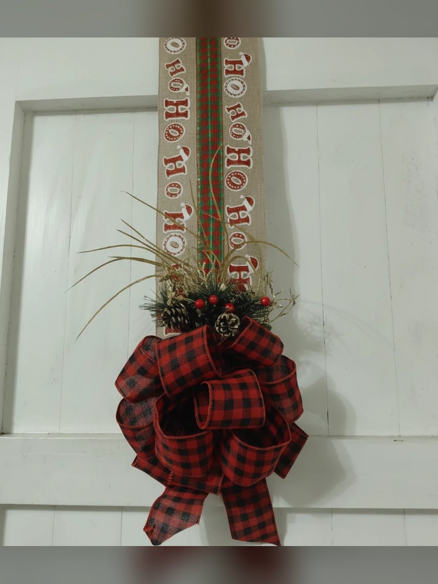 Escapulario de yute con Ho Ho Ho y moño de cuadros rojo y negro